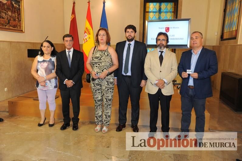 Murcia, primera comunidad en entregar tarjetas identificativas a las víctimas del terrorismo que dan descuentos y prestaciones