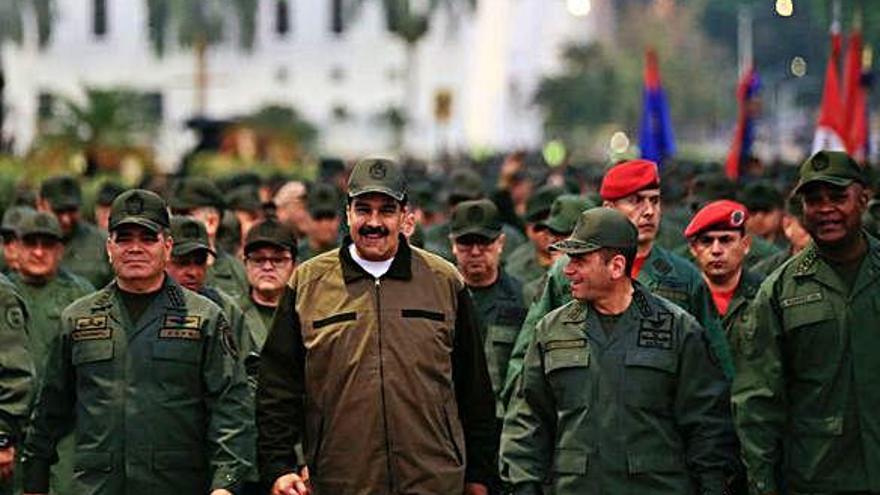 Nicolás Maduro, ahir, envoltat de membres de la Força Armada Nacional Bolivariana