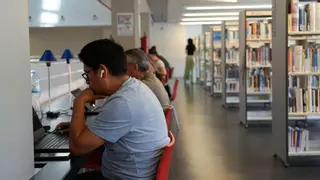 Les visites a la biblioteca s'accentuen amb les altes temperatures: "He vingut perquè a casa fa molta calor"
