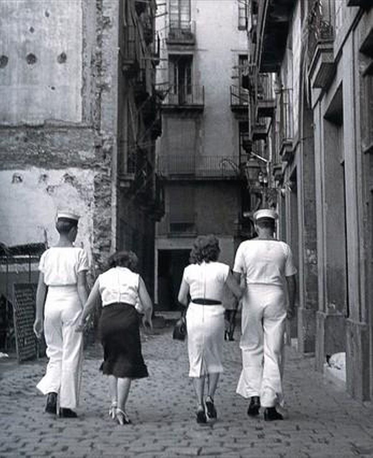 Passat. Prostitutes amb mariners al Barri Xino dels anys 50. (FRANCESC CATALÀ-ROCA)