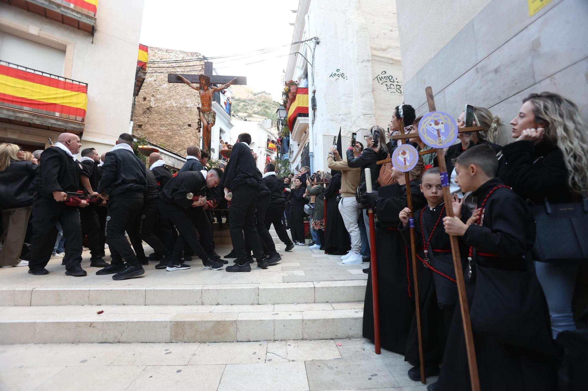 La Hermandad Penitencial de Santa Cruz se luce en el Miércoles Santo de Alicante