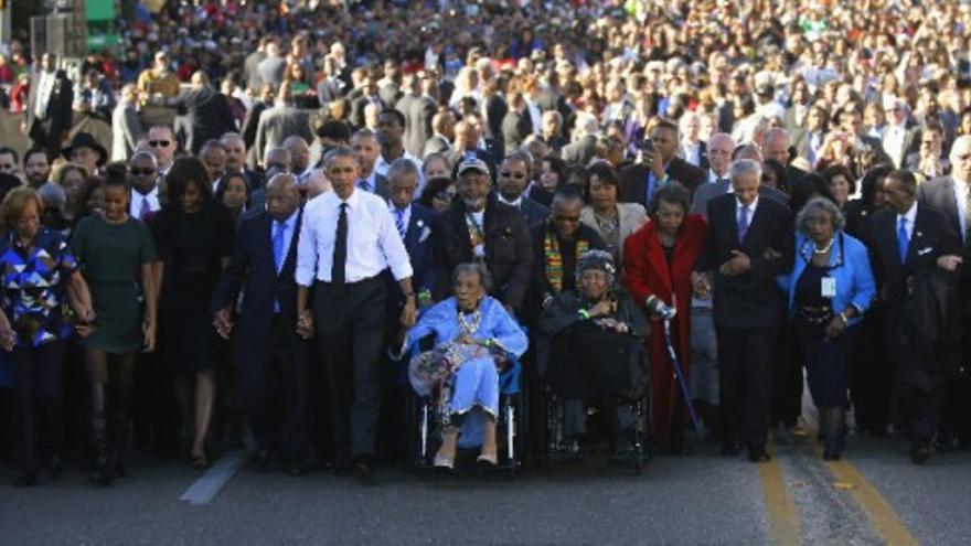 Obama cruza el puente de Selma