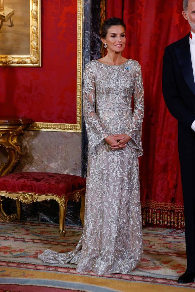 Reina Letizia con vestido de noche de manga campana