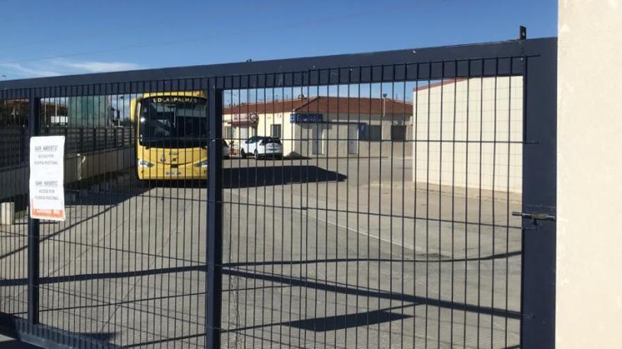 La guagua de la UD, en la Escuela de Fútbol Cracks en Valencia, durante la sesión a puerta cerrada.