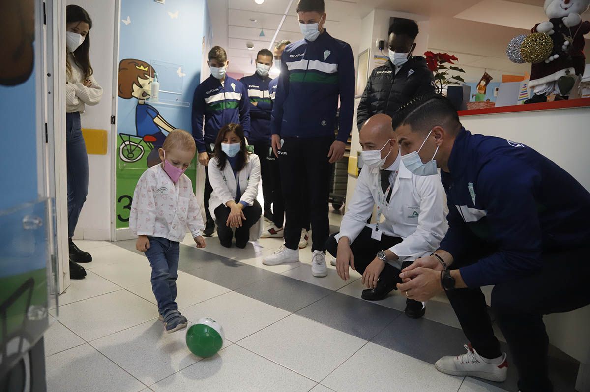 La visita del Córdoba CF al Hospital Reina Sofía en imágenes