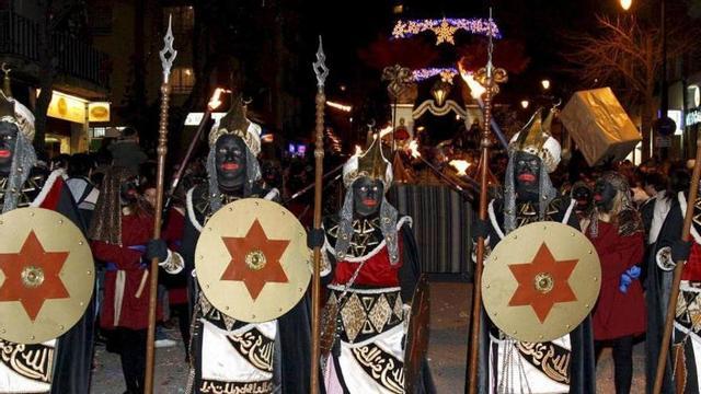Alcoi defiende a los pajes 'negros' de su cabalgata tras las acusaciones de racismo