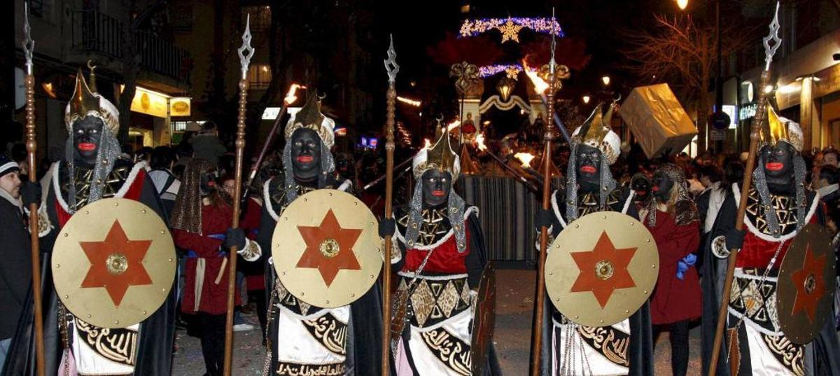 Alcoi defiende a los pajes 'negros' de su cabalgata tras las acusaciones de racismo