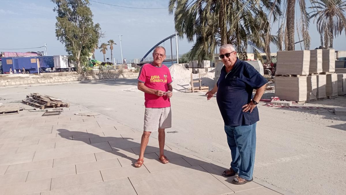 Los vecinos de la plaza de las Palmeras piden una barandilla protectora en la nueva acera, porque ya está usando para aparcar coches y motos.