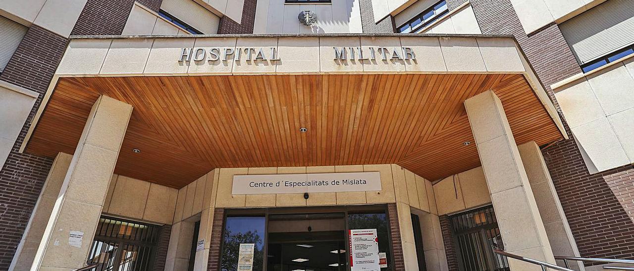 Entrada al centro de especialidades de Mislata, en el Hospital Militar, ayer. | F.  CALABUIG