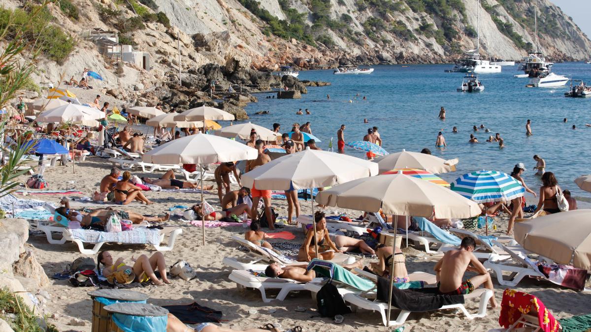 Bañistas en Cala d'Hort.