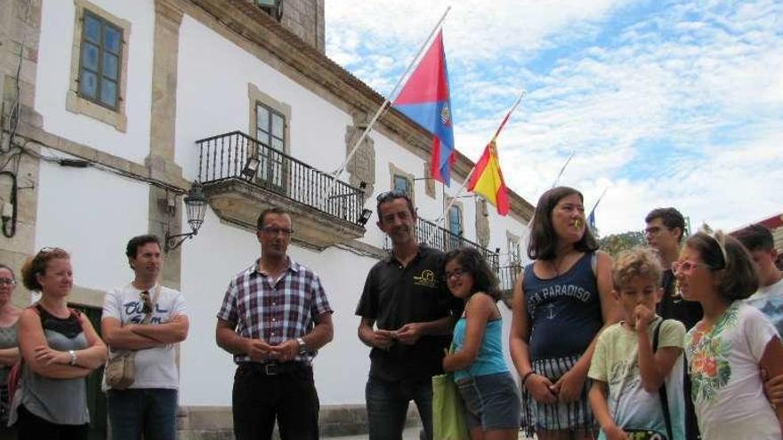 El grupo de veraneantes delante del ayuntamiento de Baiona. // FdV