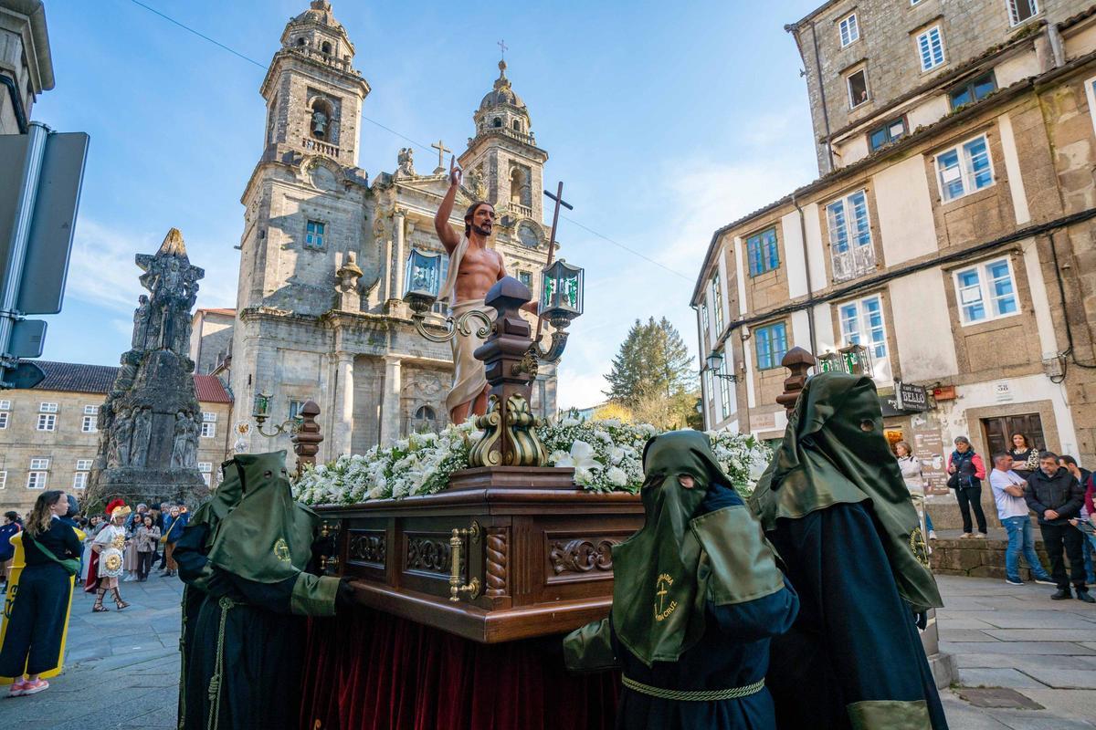 Santiago vive la Pascua con la procesión del Cristo Resucitado y el encuentro en la Quintana Santiago vive la Pascua con la procesión del Cristo Resucitado y el encuentro en la Quintana
