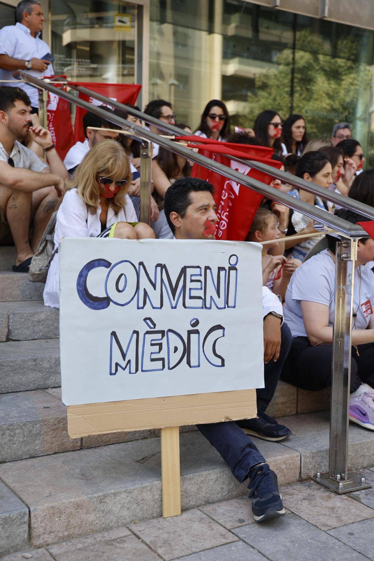 Les imatges de la protesta dels metges a Girona