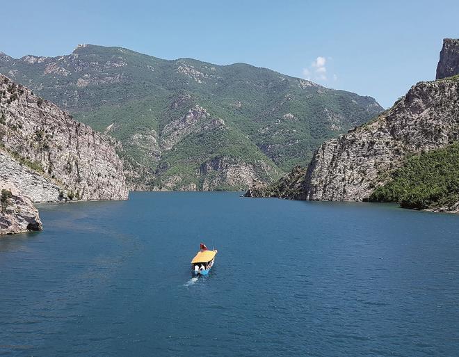 Lago Koman.