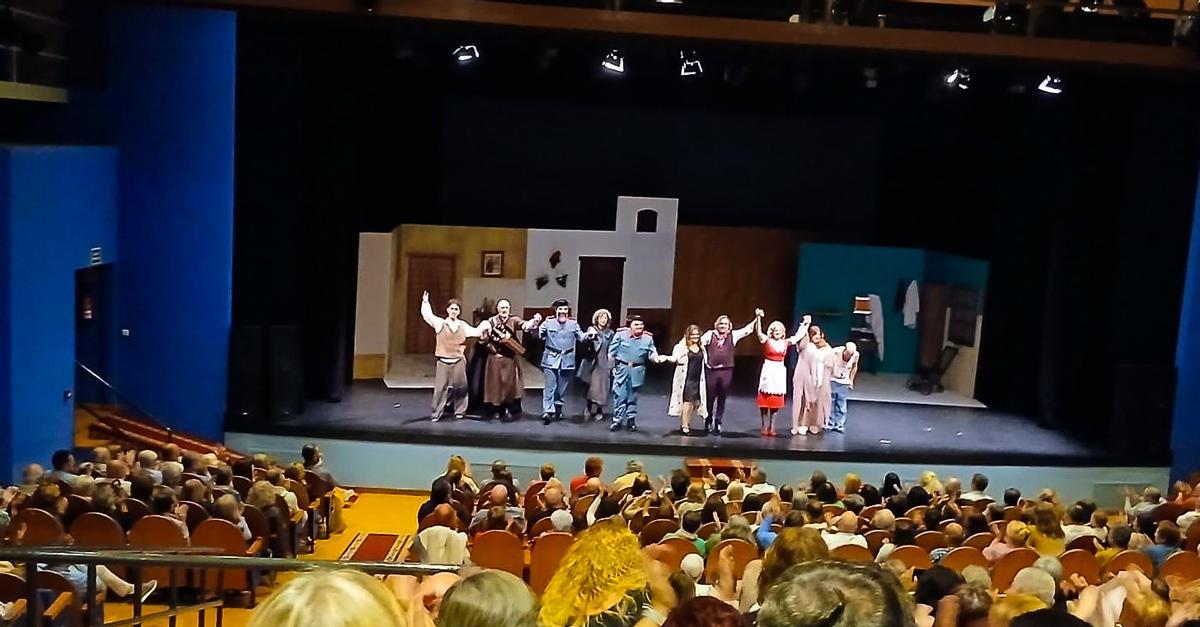 El elenco de la obra, saludando a su término el día del estreno.