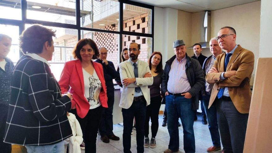 Desde la izquierda, Susana Tardón, Conchita Saavedra y José Víctor Fernández, con Pablo Fernández a la derecha,  durante la visita al nuevo centro de terapias de salud mental de Cangas del Narcea. | LNE