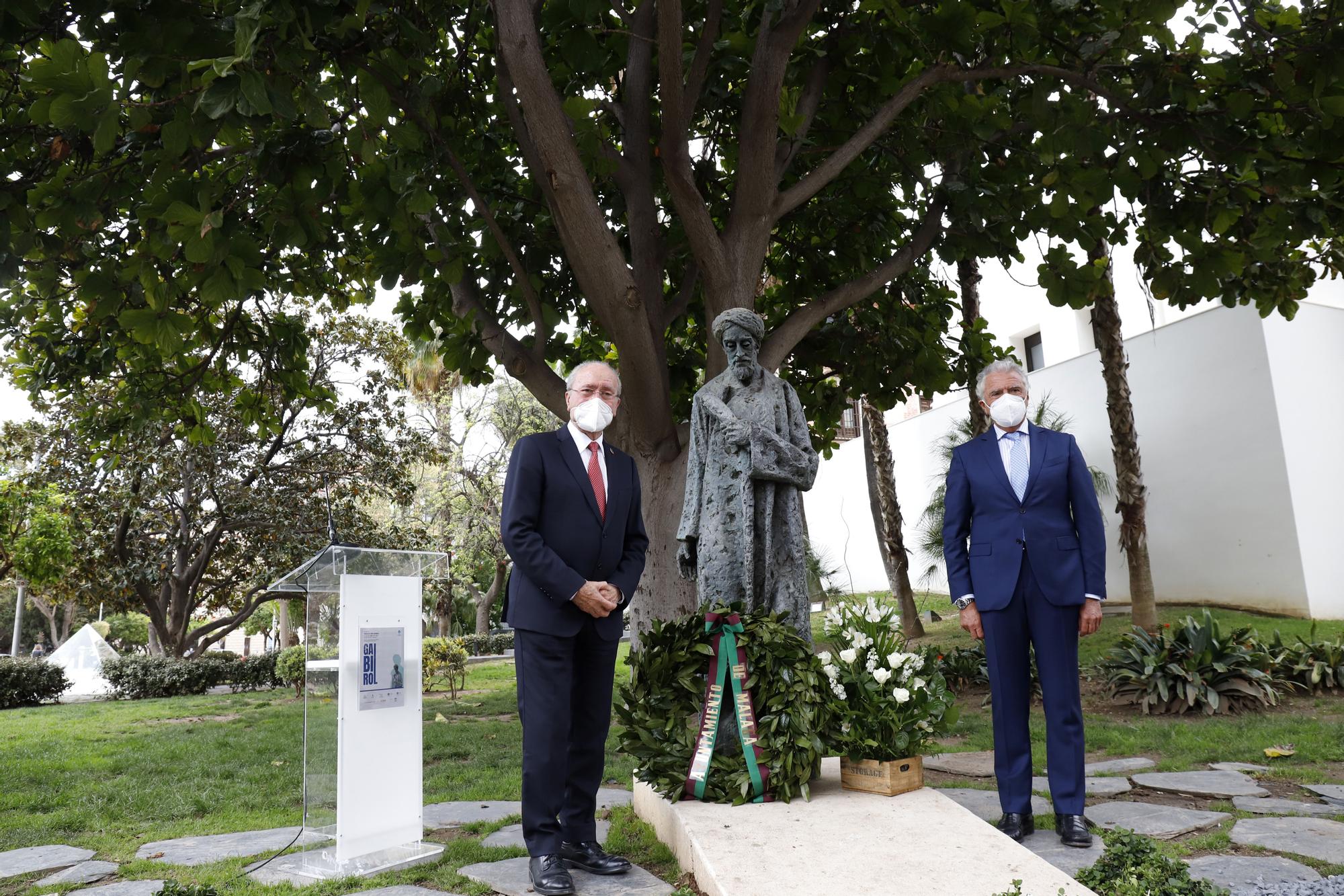 Ofrenda floral al monumento de Ibn Gabirol en Málaga