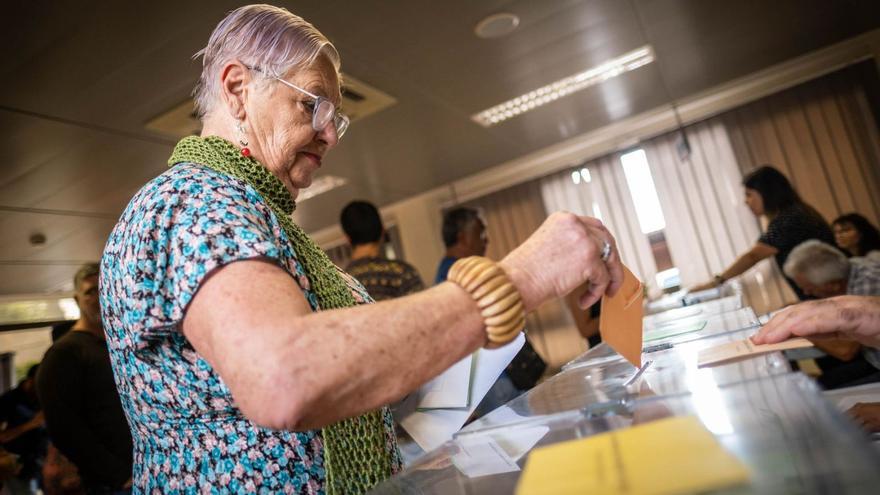 Una mujer deposita sus papeletas el pasado domingo en la sede de votación del antiguo instituto Hermanos García Cabrera de Ofra.