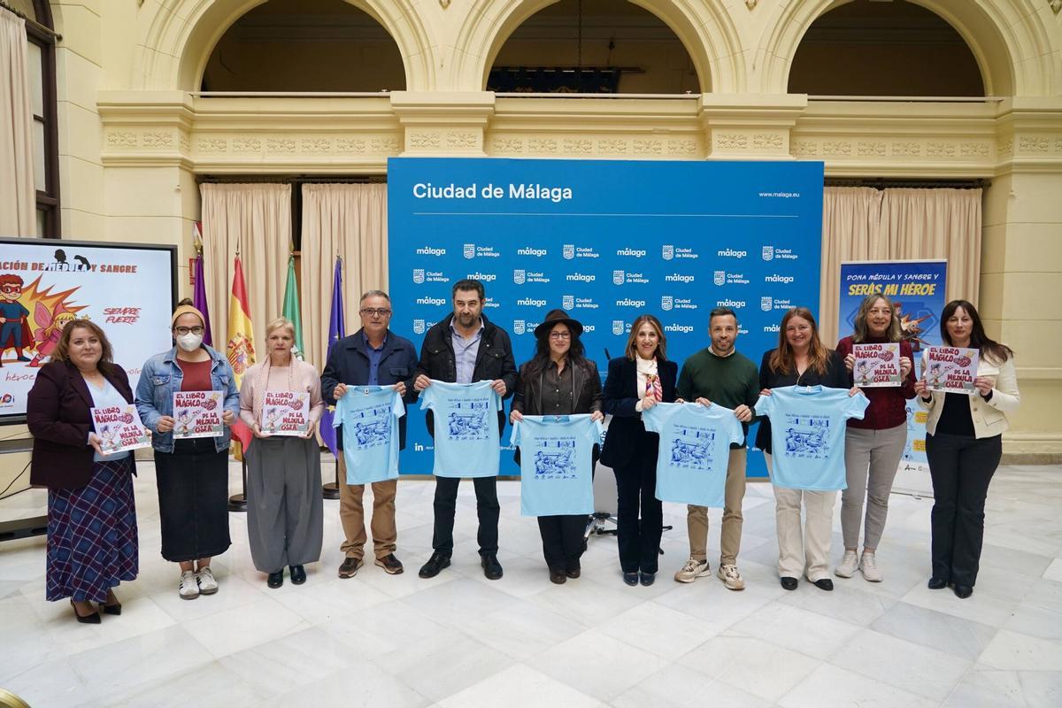 MLG 09-04-2026.-La concejala delegada de Educación y Fomento del Empleo, María Paz Flores, junto con el presidente de la Asociación de Voluntarios de Oncología Infantil (AVOI), Juan Carmona; el director del CEIP Salvador Rueda y primer niño en Málaga trasplantado de médula ósea, Jorge Báez; y el jefe de servicio de Hematología y Hemoterapia del Hospital Regional, Manuel Muñoz, asiste a la presentación del Día Escolar de la Donación de Médula y Sangre.