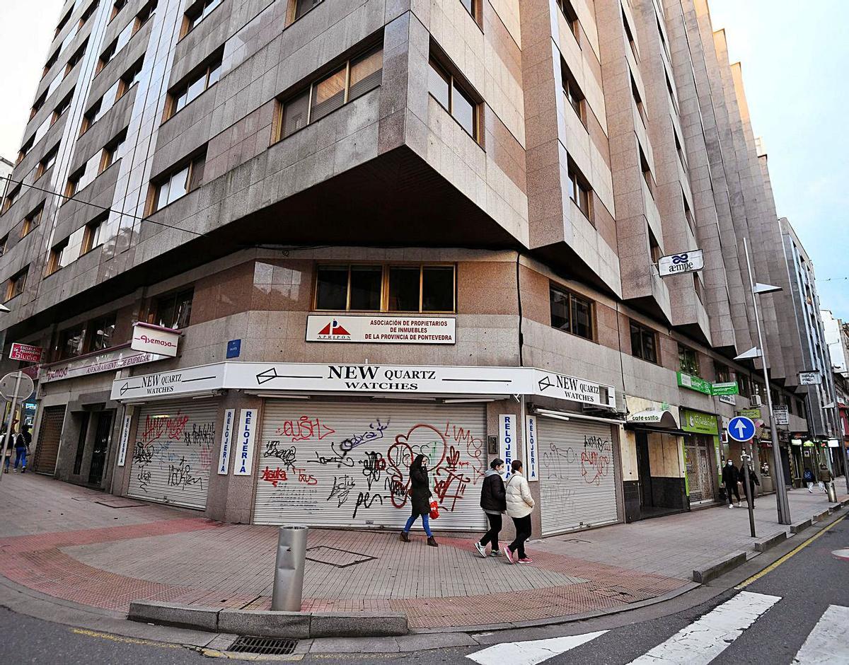 Bajos cerrados en el centro de Pontevedra.   | // GUSTAVO SANTOS