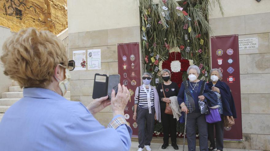 Vecinos del barrio de Santa Cruz en Alicante engalanan las calles con las tradicionales Cruces de Mayo