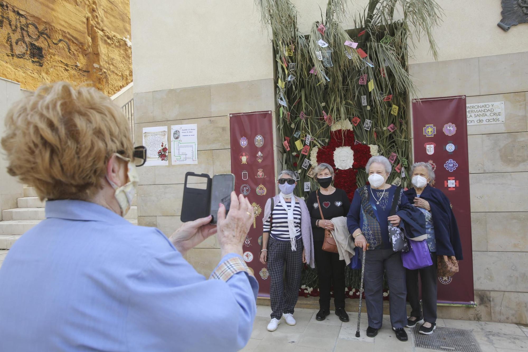 Vecinos del barrio de Santa Cruz en Alicante engalanan las calles con las tradicionales Cruces de Mayo