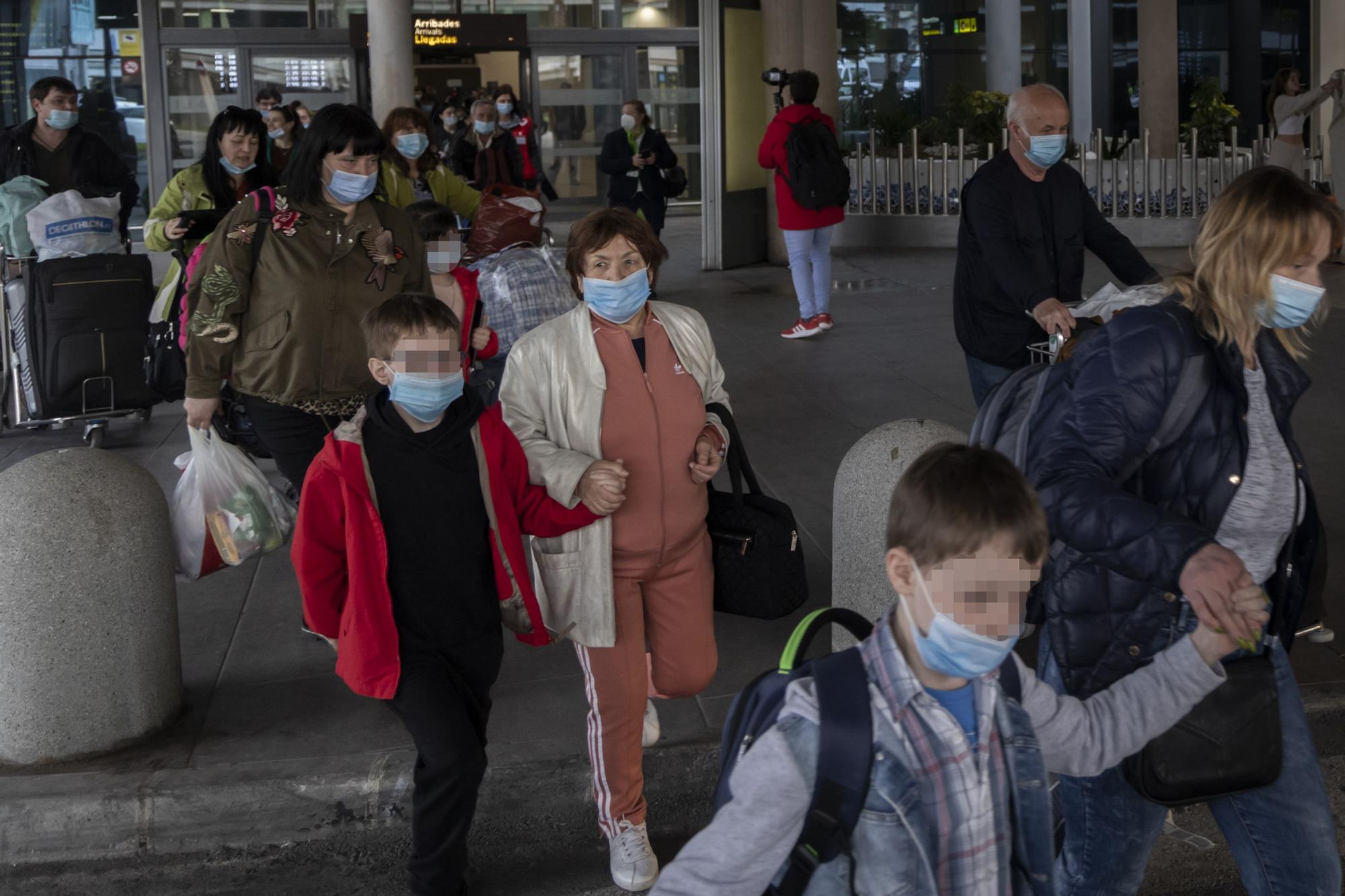 Llega a València un avión con 14 menores ucranianos con discapacidad