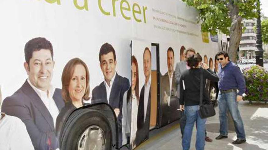 Una imagen del exterior y el interior del autobús, preparado para ser un despacho móvil.