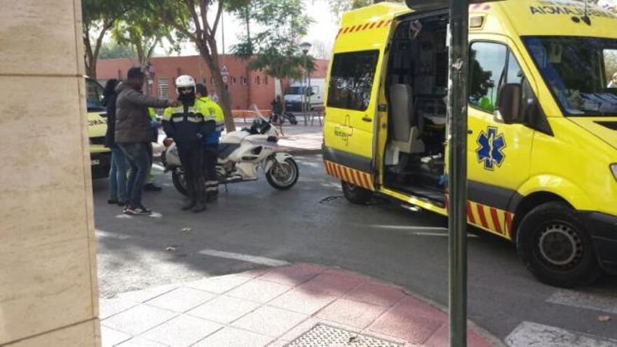 El padre del niño habla con un agente de la Policía Local en el lugar del atropello