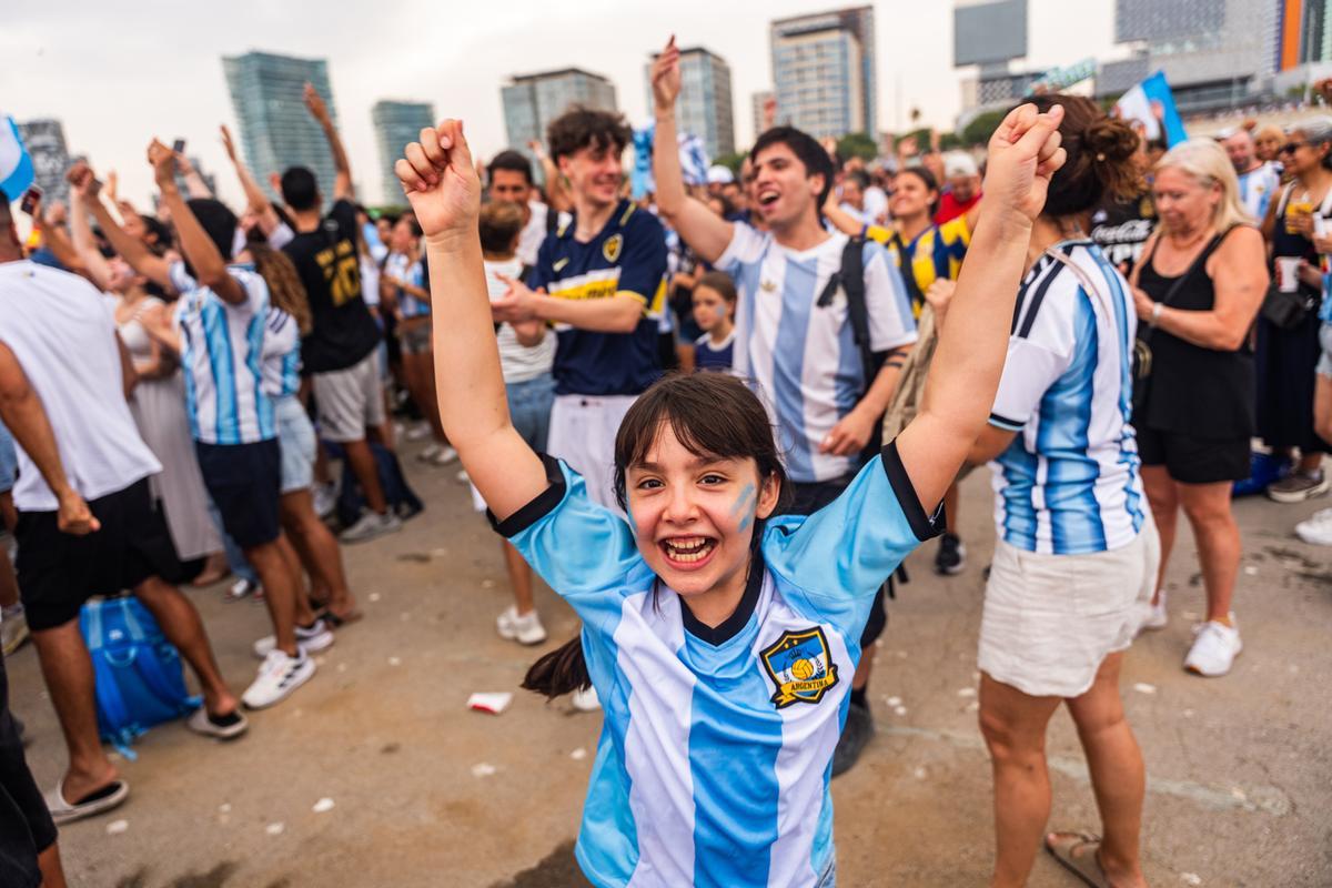 Aficionados de la selección española y de la selección argentina siguen la final del Mundial 2026 en la pantalla gigante situada en la Plataforma Marina del Fòrum