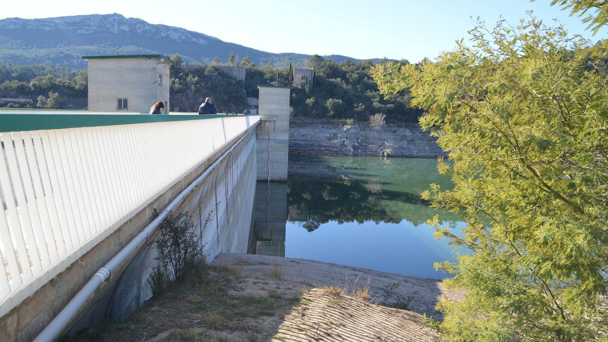 La presa de l&#039;embassament rep visites cada dia