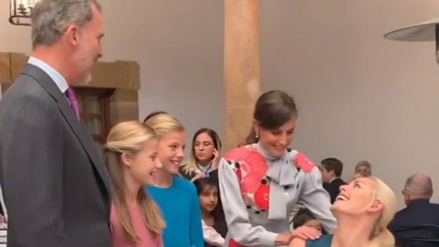 Premios Princesa de Asturias 2019: Los Reyes, la princesa Leonor y la infanta Sofía sorprenden a Lindsey Vonn cantando "Cumpleaños felíz"