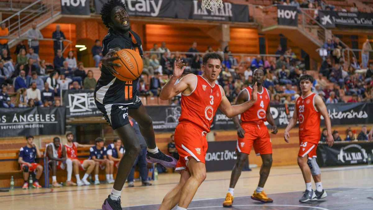 Jugada del partido entre BCB y Sagrado.