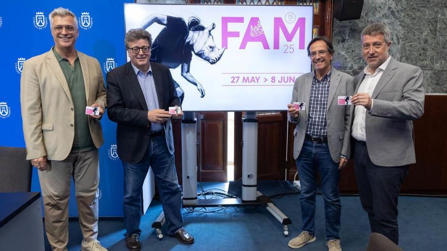 Los representantes institucionales posan con la nueva tarjeta FAM.