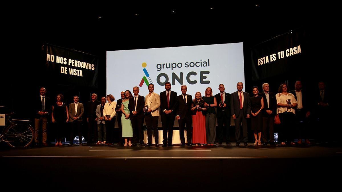 Foto final de la entrega de los Premios Solidarios Grupo Social ONCE Extremadura, en la edición 2025.
