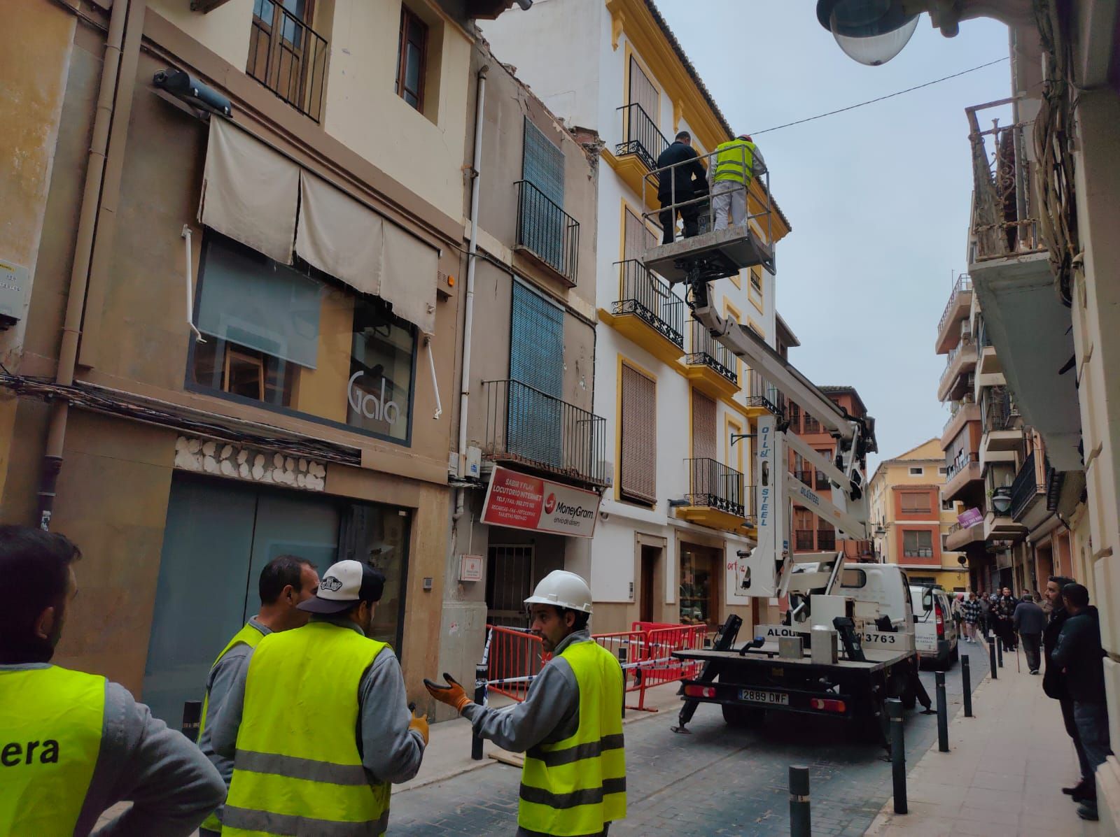 Revisan el estado del tejado de una casa abandonada en el casco antiguo de Xàtiva