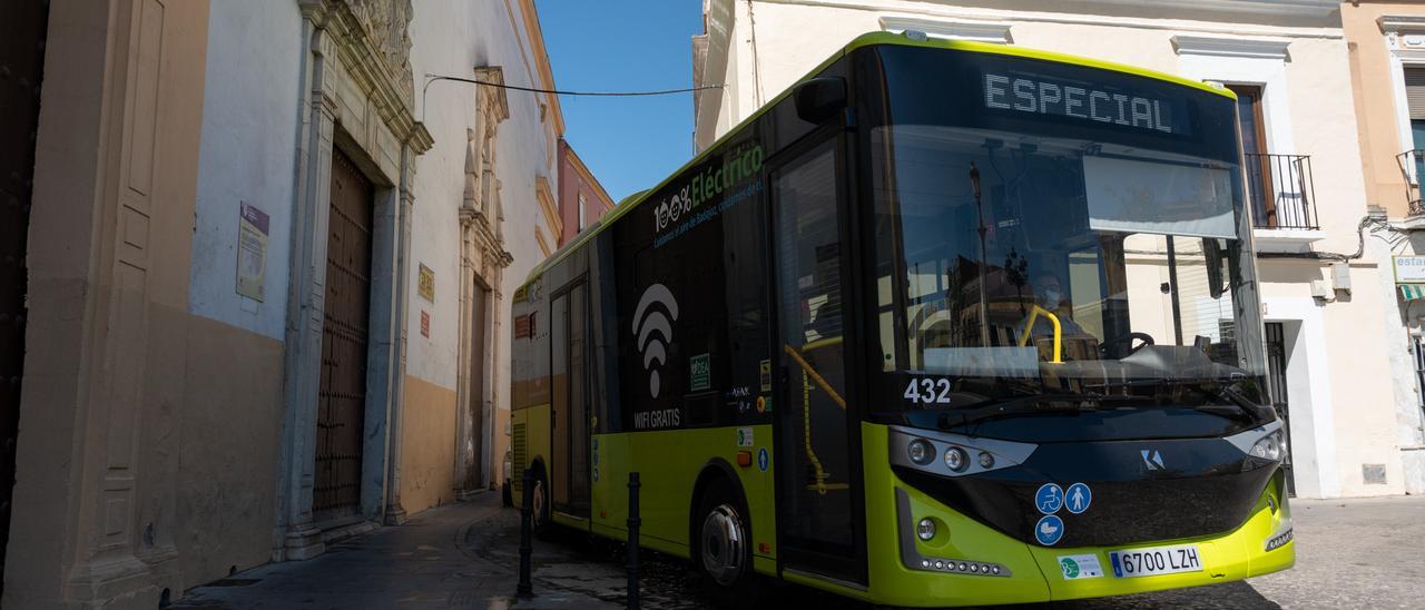 Uno de los nuevos microbuses al entrar en la plaza de San Andrés, ayer.