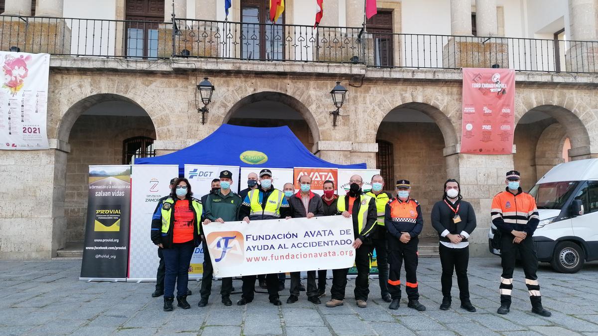 Autoridades, efectivos de Cuerpos de Seguridad y miembros de &quot;Ruedas Raras&quot; en el minuto de silencio