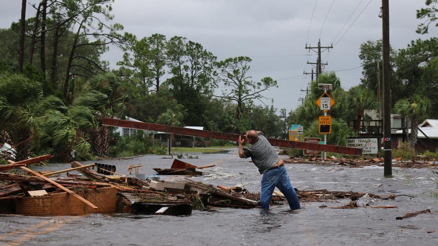 Destrozos tras el paso del huracán 'Idalia' por el estado estadounidense de Florida.
