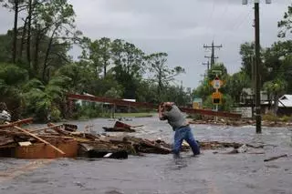 El huracán 'Idalia' deja dos muertos tras su paso por el estado de Florida y se encamina hacia Georgia