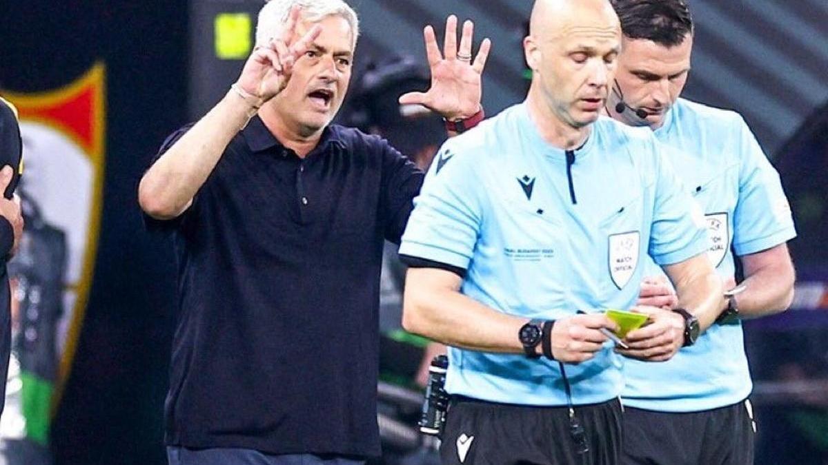 Jose Mourinho recrimina una acción a Anthony Taylor durante la final de la Europa League.