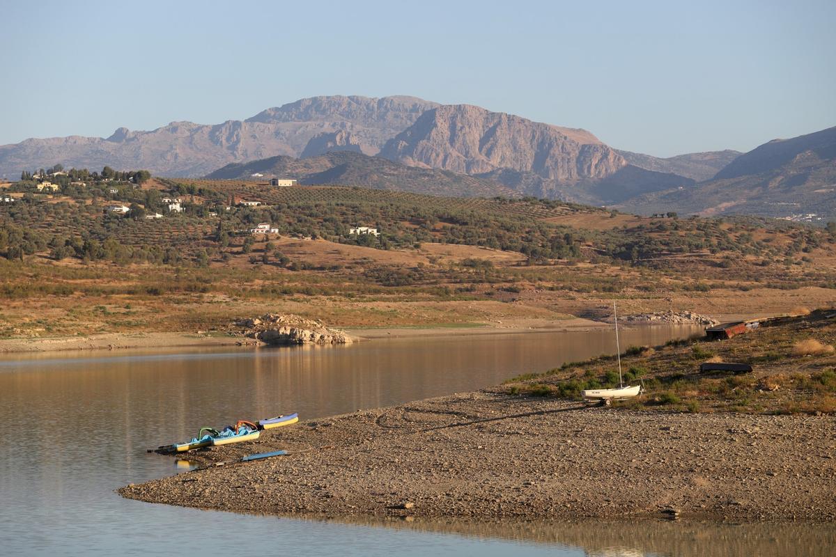 La crítica situación del embalse de la Viñuela, en imágenes