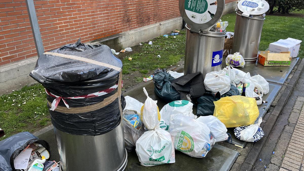 Contenedores soterrados de basura sin recoger, en Oviedo, estos días.