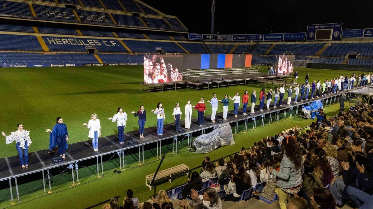 Las aspirantes a Bellea del Foc 2025 entusiasman al público en sus ensayos en el estadio Rico Pérez
