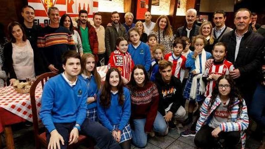 La peña El Alleranu de Fito, de fiesta con los jugadores Molinero y Canella