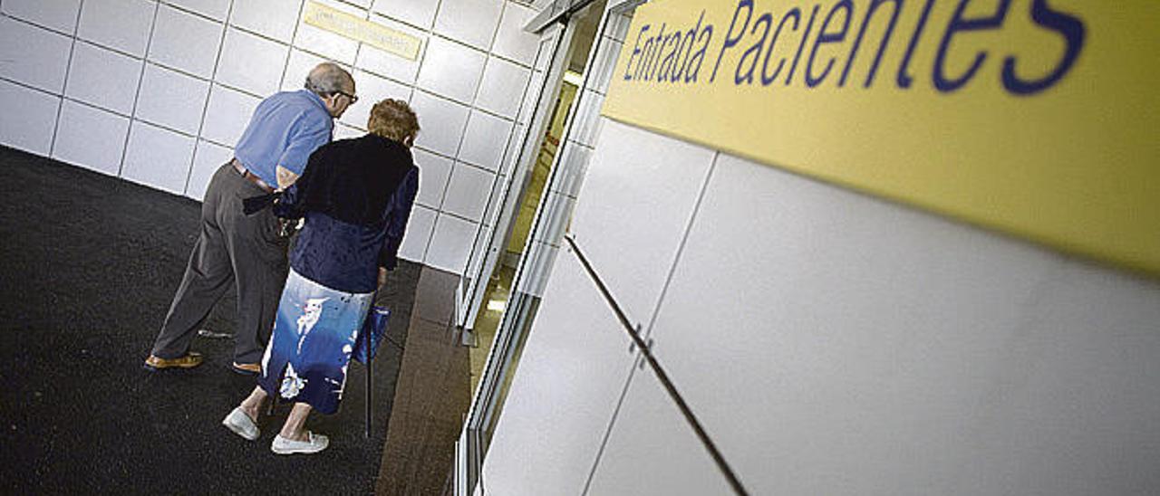 Pacientes accediendo al servicio de urgencias.