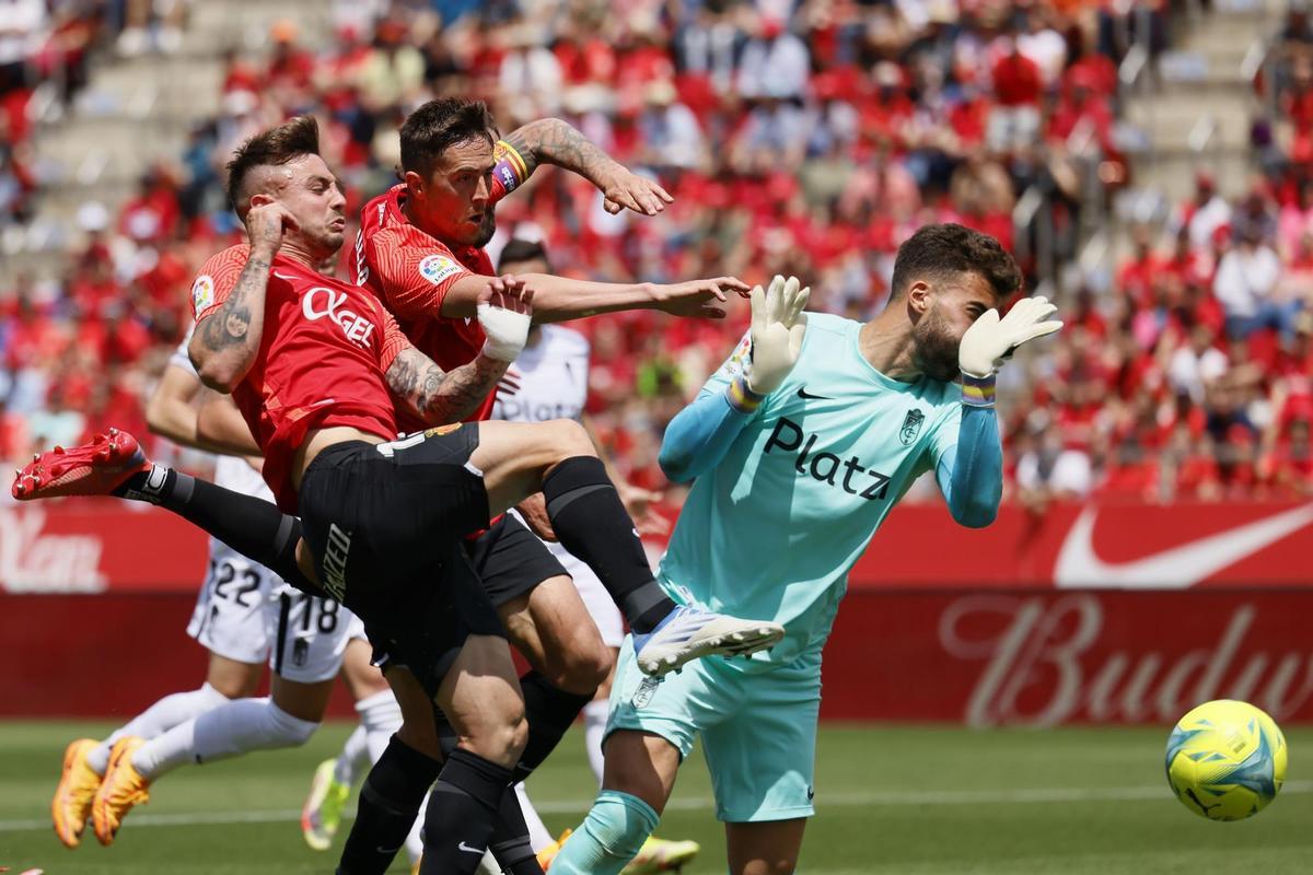 PALMA DE MALLORCA (BALEARES), 07/05/2022.-Los jugadores del Mallorca durante el partido de la jornada 35 de La Liga este sábado en el Estadio de Son Moix.- EFE/ Cati Cladera