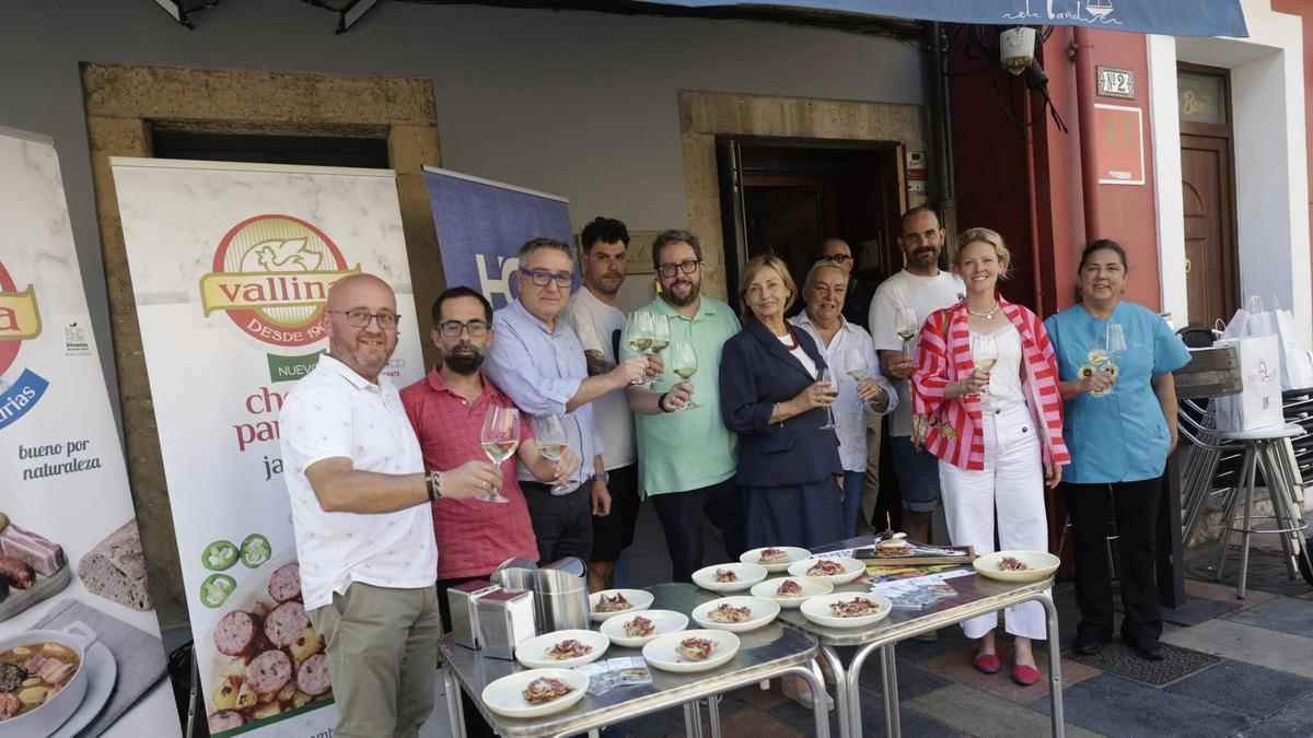 Por la izquierda; Pedro López, de Embutidos Vallina; David García, Emilio Vidal, Pepo Martínez, del "Yanik"; Noé Vega, Mariví Monteserín, Pepa Sanz, David Franqueira, Estefanía Rodríguez y Pilar Meana de "La Cantina de Villalegre".