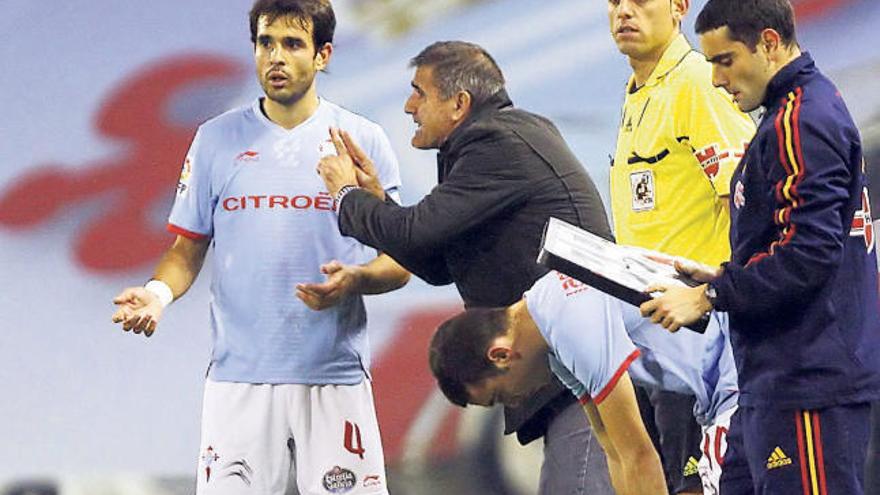 Borja Oubiña recibe instrucciones de Paco Herrera en la banda durante el último partido del Celta en Balaídos, ante el Nástic . // Marta G. Brea