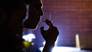 Un consumidor de marihuana en un club cannábico de Barcelona.